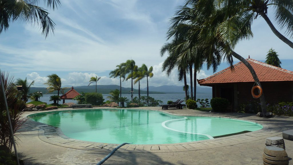 Hotel Watudodol dengan kolam renang menghadap Selat Bali