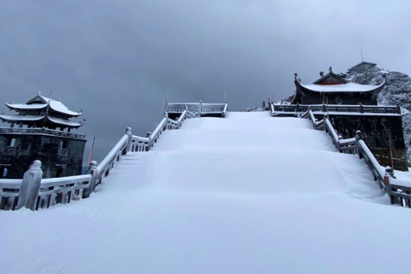 Tangga menuju pagoda di Fansipan tertutup salju setebal 30 sentimeter