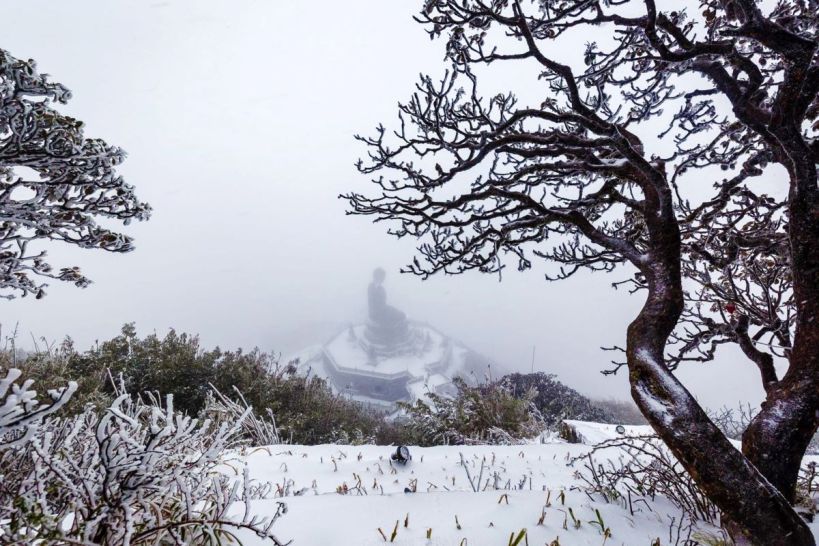 Salju dan kabut menutup area Patung Buddha perunggu terbesar di Vietnam setinggi 21,5 m di ketinggian lebih dari 3.000 meter